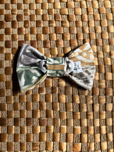 Load image into Gallery viewer, Gold Leaf Bow Tie
