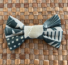 Load image into Gallery viewer, Green Manoa Bow Tie
